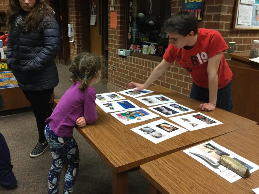 Jamie Nyburg teaching a Balls Bluff student about fossils during Science Night.